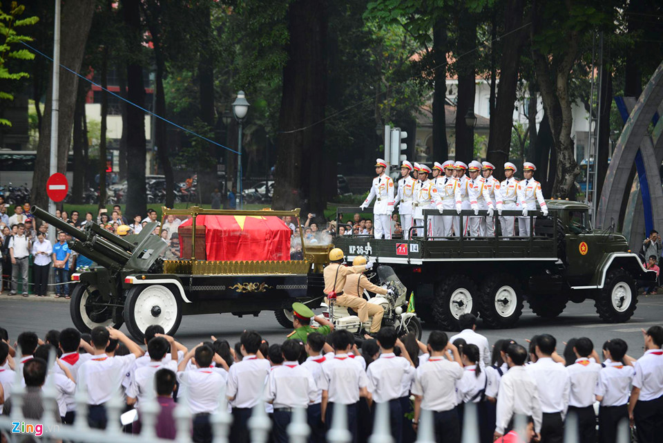 Người dân lập bàn thờ bên đường tiễn biệt ông Sáu Khải